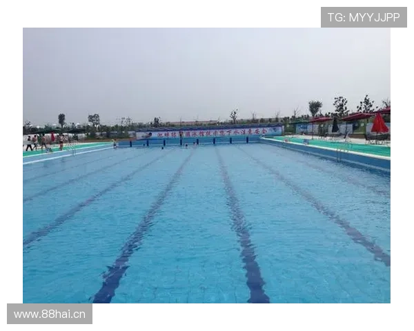 拉菲尼亚训练完顺手给家里泳池换水，这日子谁顶得住啊