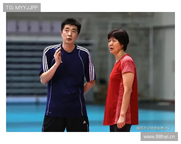 郎平赛场上像铁娘子，下了场像去街角买菜的邻家大妈，反差也太让人笑场